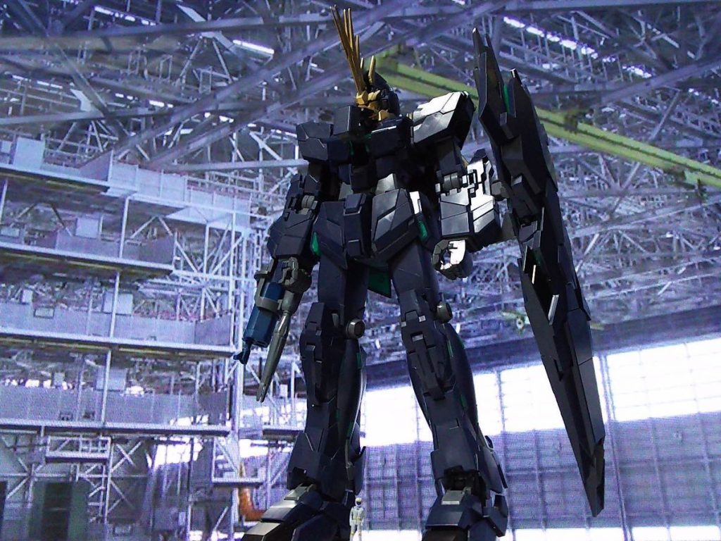 格納庫でユニコーンモード1