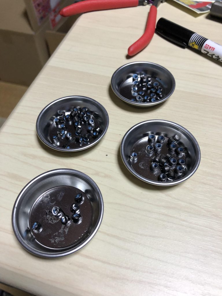 チューブの蛇腹の塗り分けは地獄でした…