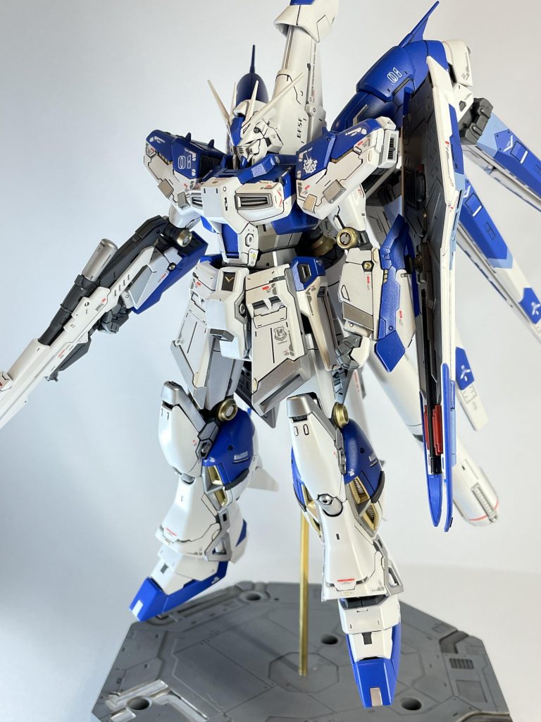 パチ組みでもバッチリのスタイルと配色、バランスが絶妙で近年のガンプラでは最高の出来であることは間違いありません。しかし私は、そんな希少価値の高いこのキットをどうしても海外製塗料であるVallejoで全塗装したくて…挑みましたよ、初のVallejoでのエアブラシ全塗装に!