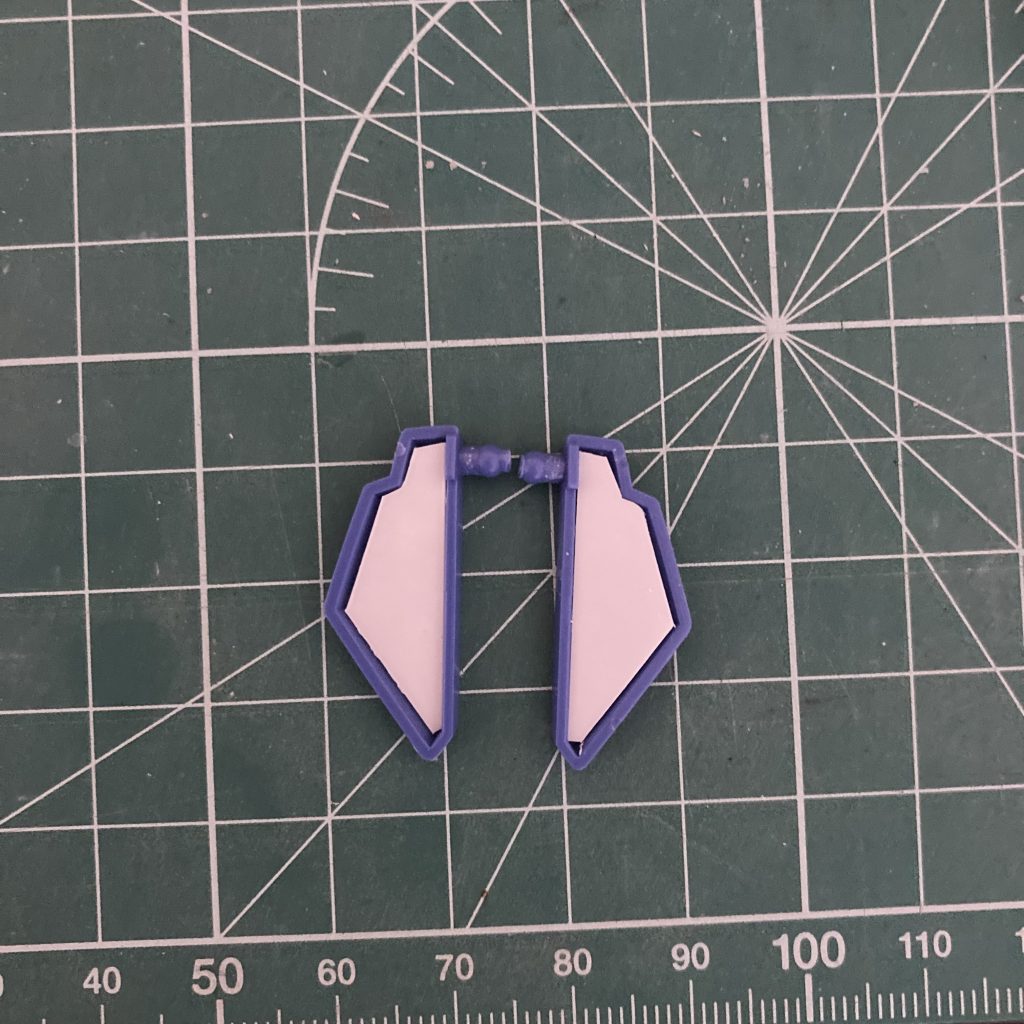 スカート周りは、スジボリや裏打ちをしておきました。