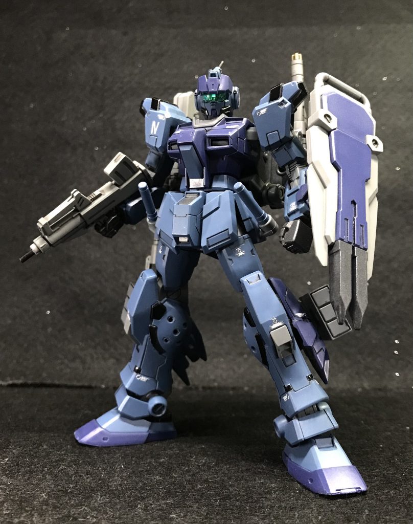 ブルパップマシンガンとシールドを持たせてみました! 良いですね、グッと連邦軍らしさが上がります✨私はジオニストですが、連邦製のMSもなかなかカッコ良いと思いますよ☝🏻 ・・え? 「ジオニストって言うわりには最近ガンダムばっかり作ってるじゃないか!」 ・・ですって?いや、ジオン系のMSなかなか売ってないんですもん。。(泣私だってもっとゲテモノやモノアイ系作りたいですよ😔