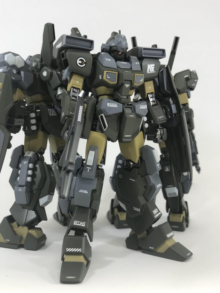 ３号機（機体No.389）ジムⅢの肩とミサイルポット、ジェガンのビームライフルを装備した中衛役の機体です。