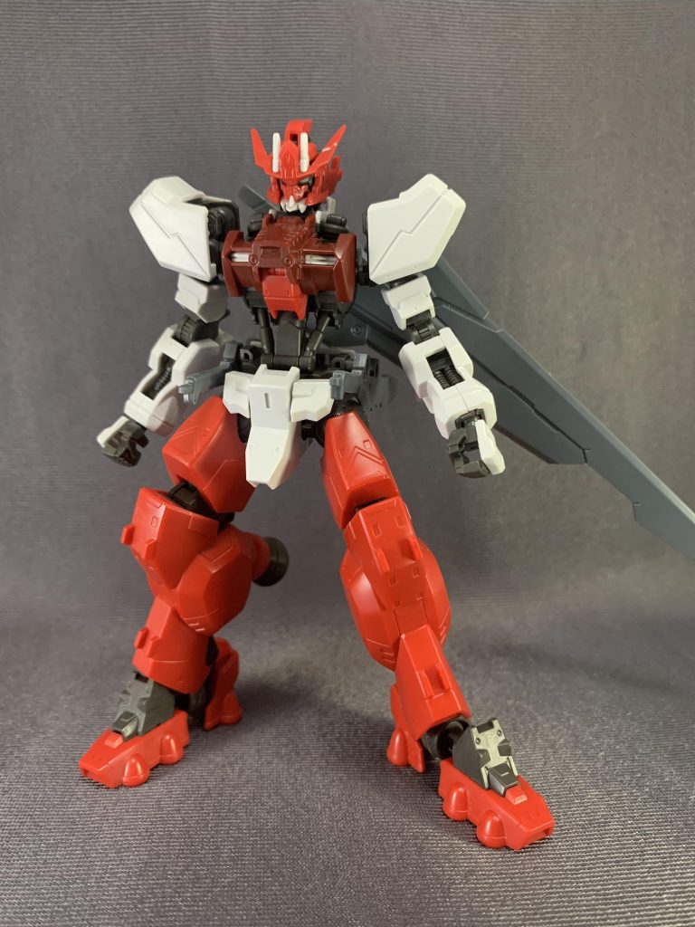 制作工程…というよりは制作過程のウラ話です。今作はとある集まりで鉄血キットでのコンペを開催することにあたり、アイデアが思い浮かばずとりあえずミキシングで使用した余りを寄せ集めて作ったのがこのガンプラになります。しかし後々別のアイデアが浮かび、このガンプラはサブプラン(コンペ間に合わせの保険用)となってしまいました。写真は塗装前の状態です。