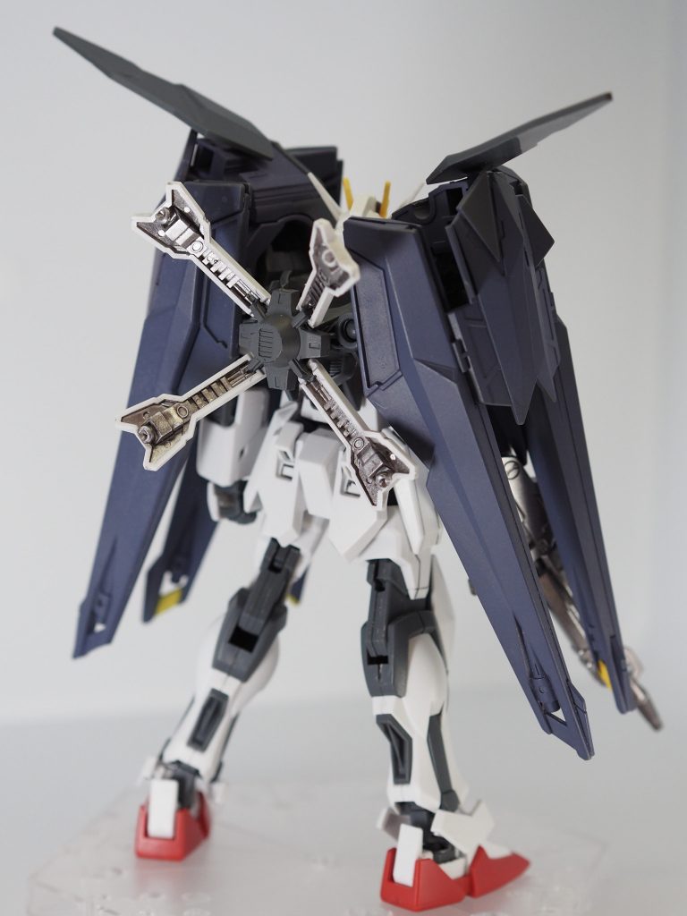 フルクロス・ストライカー装着時のバックショットです。フルクロス装着時は、正面から見るとX字のスラスターは見えません（泣）