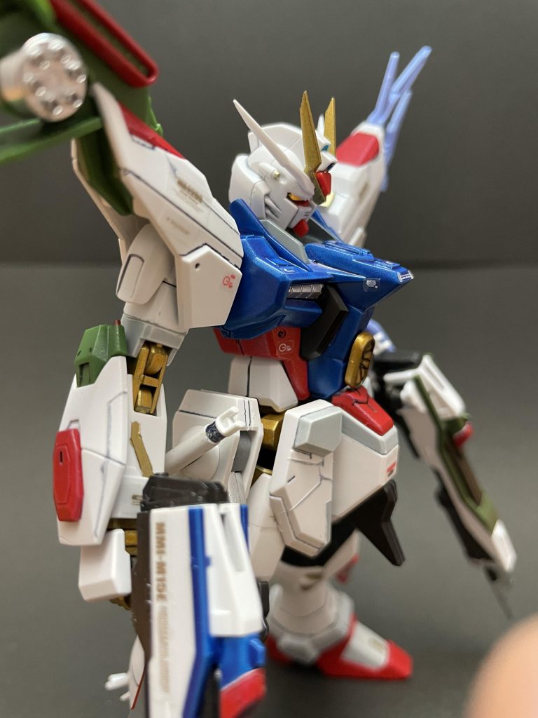 関節はブライトゴールド、ボディにカリドゥス装備、頭部のひさし部分はプラ板を貼り付けて目つきを調整、ビームライフルはソードとランチャーを意識して配色を変更