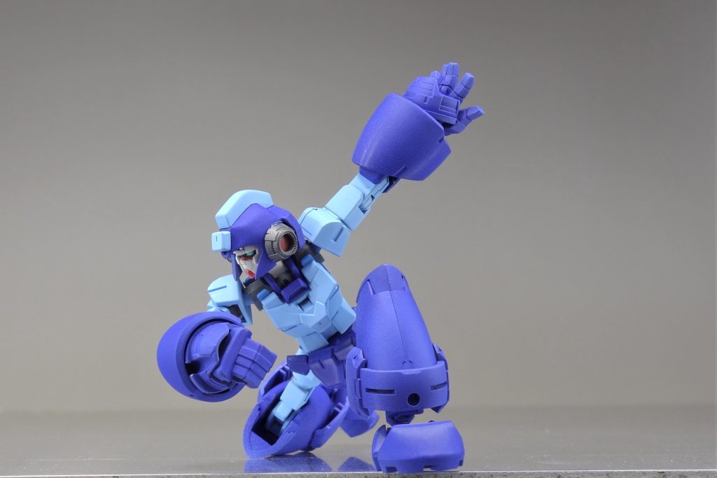 ぶっとい手足でいかにも動きにくそうですが、実はコアガンの可動を殺さないよう配慮してあるのでかなり動きます。深めの膝立ちも余裕。