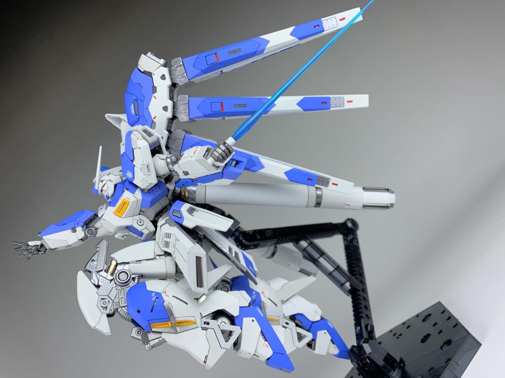 ポージングその1RGHi-νガンダムは広い可動域がウリなのでポージングも取らせていて楽しかったです!フロントアーマーが干渉しないように横に逃げる仕組みは感動モノです😂