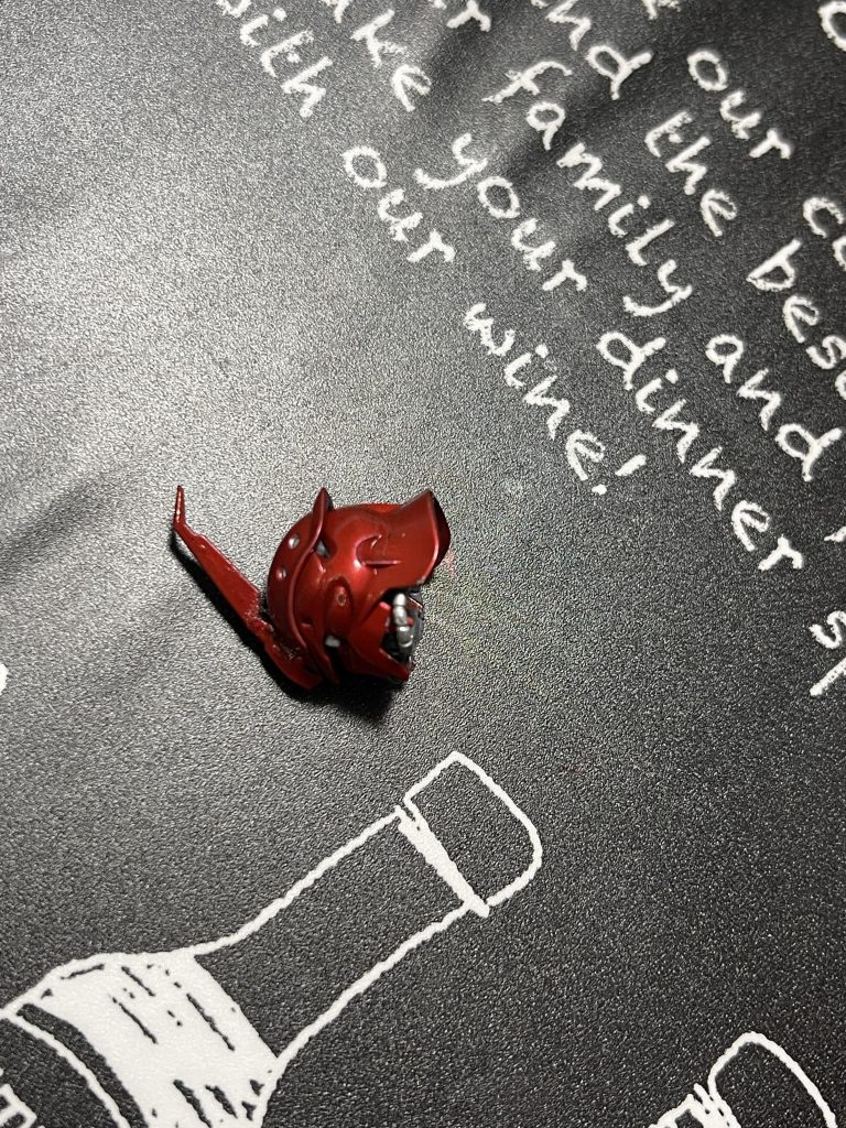 見づらいですが折れたツノをどうにか接着、ラメレッドで筆塗りした後の写真。肩のパーツは写真だとうまく撮れず、もう取り外すことも怖くてできないので頭のリペア後の写真を載せておきます。バックパックは継ぎ目消し、バーニア関係、動力パイプ、は全て自分好みにシルバーで筆塗り、RGシナンジュの欠点である腰の歪み、緩み、膝パーツ、ガントレットパーツその他細かいパーツの取れやすさをを接着で解決。組んで、組んでシール貼り。バックパックの後側なんて塗装下地が見えてる箇所もある、、まだ結局飾れば前からしか見ないし!よしとします!自分に言い聞かせています!とりあえず完成とします。あまりに塗装に時間をかけられなかった。嫁が予定ある3夜連続で街灯便りに、塗装急いだ事。わちゃわちゃしてるリビングで組んだ事。もうこう言う塗装とか、時間をつかいながら落ち着いてやりたいガンプラは自分の部屋、エアブラシ等環境を整えてからまたリベンジします。今回はとりあえず良い経験になり、失敗もあるけれど失敗を経てうまくなっていくのもまた面白く、すごく愛着ある機体となりました!また環境整えて、リベンジしたら、投稿いたします!