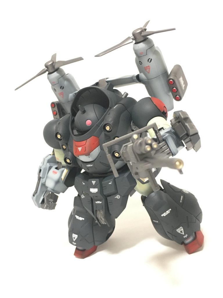 武器を構えた姿。可動域が狭くてなかなかカッコいいポーズが決まりません…