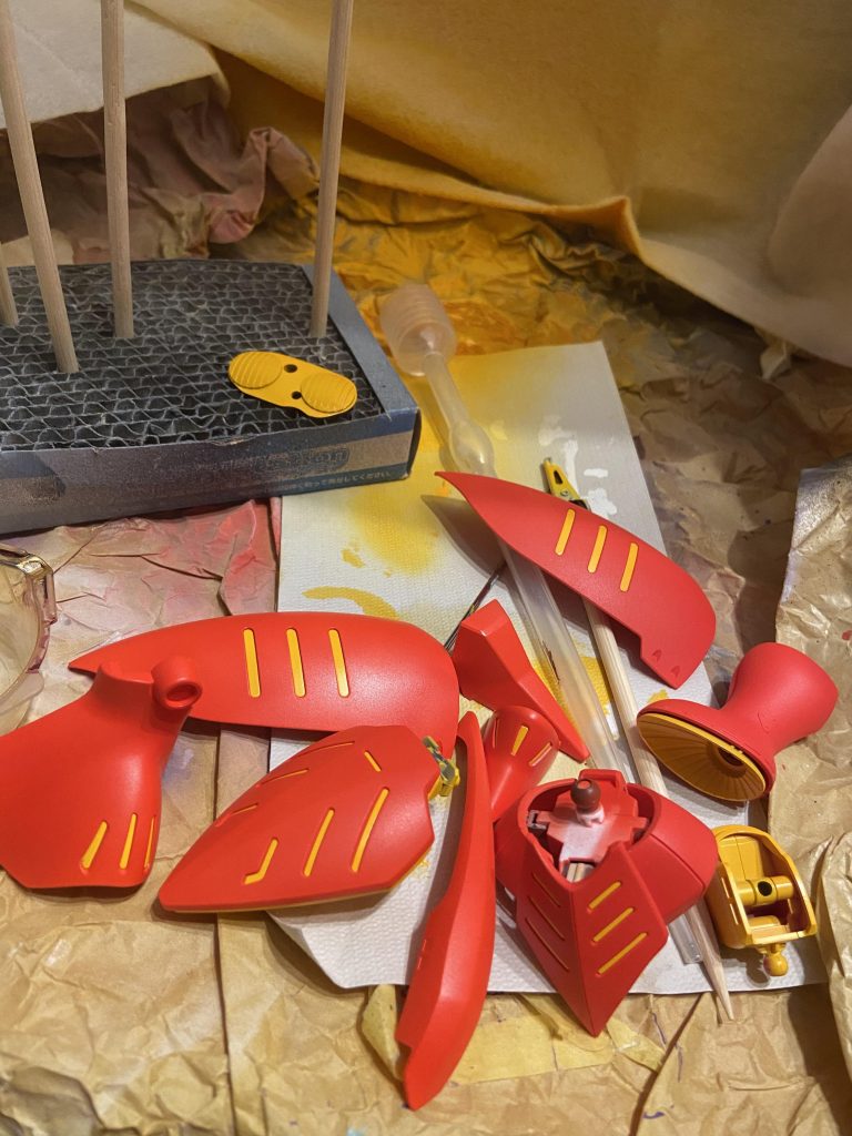 塗装レシピは下記の通り。下地…ピンクサフ赤…ガイアノーツ　ブライトレッド＋蛍光ピンク少々黄色…エヴァイエロー黒…黒サフ灰色…メカサフグレー