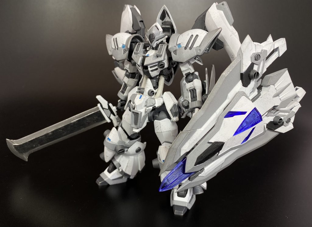 [可動式攻防複合装甲ランドグリーズ]多目的サブアームを介して接続される大型の盾。「護りの盾」を意味する名の通り非常に高い防御性能を誇っている。このランドグリーズをサブアームの一つでマウントした騎士然とした姿がシュヴェルトライテ・シグルドリーヴァの通常形態となる。