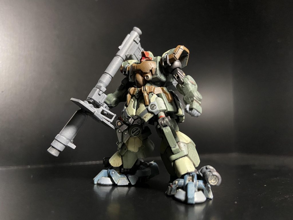 せっかくの極小キットなので、逆にここまでやるか！と驚かせたく、合わせ目消し、バーニア開孔、各部色分け、汚し、発光など、アーティファクトを骨の髄までしゃぶり尽くそうと今の自分にやれることは詰め込みました！