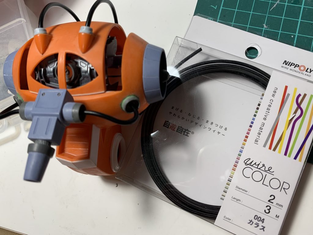 パイピングは2mm自在ワイヤーに内径3mmの熱収縮チューブを被せたものを軸として外径5mm程度のパイプに通します。今回はモビルパイプを使用しました。4本で計46個。3セットでギリギリ足ります。