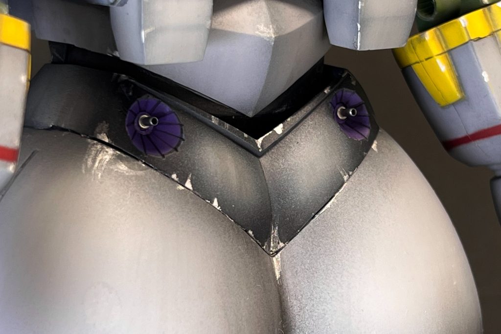 腰部のメガ粒子砲も、頭部同様メタルパーツに。当初はそのまま突起の先端を開口して再現しようとするも、垂直に穴が開かずに失敗。仕方ないので内部を削り落とし、エポパテで裏打ちして固定しました。