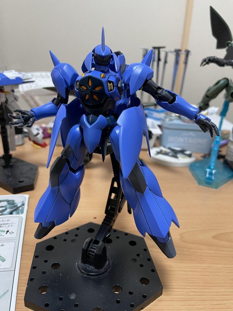 [スペースコロニーホープ付近宙域］ホープへの補給艦隊に対し護衛が必要だと参謀がゼハーナに進言をするが激戦が予想される宙域に機体を失った自分が行けないとなるとホープの護衛部隊もそう割くことができない中誰を行かすべきかを悩んでいた。『誰を行かせたら兵を失わずに済むか…』そう呟くと隣にいた男が豪快に笑い飛ばしゼハーナに答える。『ならばこの私が出撃しましょう、数機引き連れていき無事にゼハーナ様の元へ補給艦隊を引き連れて参りましょう。』『ノリス…命をかけた任務になるのだぞ…貴重将兵を失うわけにはいかないんだぞ。』ノリスと呼ばれた男はゼハーナの言葉にクツクツと肩を揺らして笑う。『ならば尚更それは私の役目でしょう、ゼハーナ様は独りで重荷を背負う悪い癖が出ておりますぞ、我が紅い眼(レッドアイズ)がヴェイガンの最強部隊であることを隊長である私自身で連邦と味方の全部隊に見せてやりましょう。』『私のバクトを用意せよ、あと随行する機体は2機で良い、急げよ。』『では、ゼハーナ様はゆっくりとお待ちください。』ゼハーナを諌めると制止する隙も与えずに部下に指示を出すと司令室を後にした。  