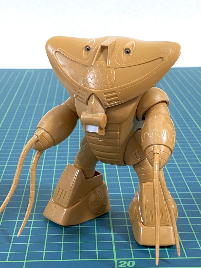 上記①②③の改修後です。その他の主な工作は次のとおりです。・頭部バルカン砲の砲口を市販パーツで作成・鼻(?)の形状を調整して別パーツ化・ヒートロッドを短めに・設定画を参考にコクピットハッチのディテールを彫り込み・その他モールドの彫り込み