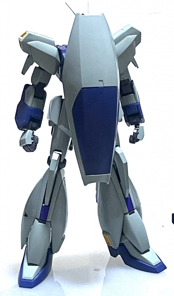 こんなカンジ。コクピット周りの隙間を利用してシールドを差し込めるようになっています。