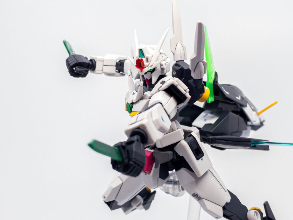 ディフェンサー裏側にはGNダガーを2本装備。