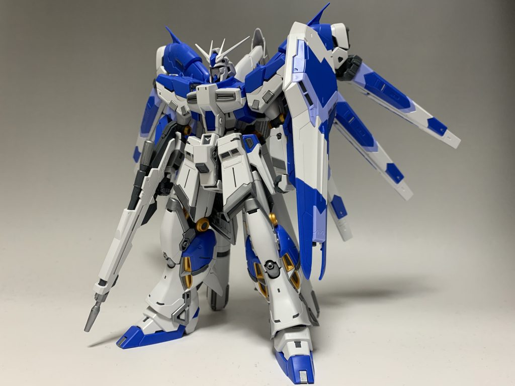 素組みの段階からフレームの金と外装のシルバーがうるさい感じがしていたので思い切って減らす方向にしましたまた、青の色分けも色が違いすぎるなと思い、もっと近い色での色分けにしています〜やっぱり胸ダクトと腰のVマークは黄色じゃないとですね笑