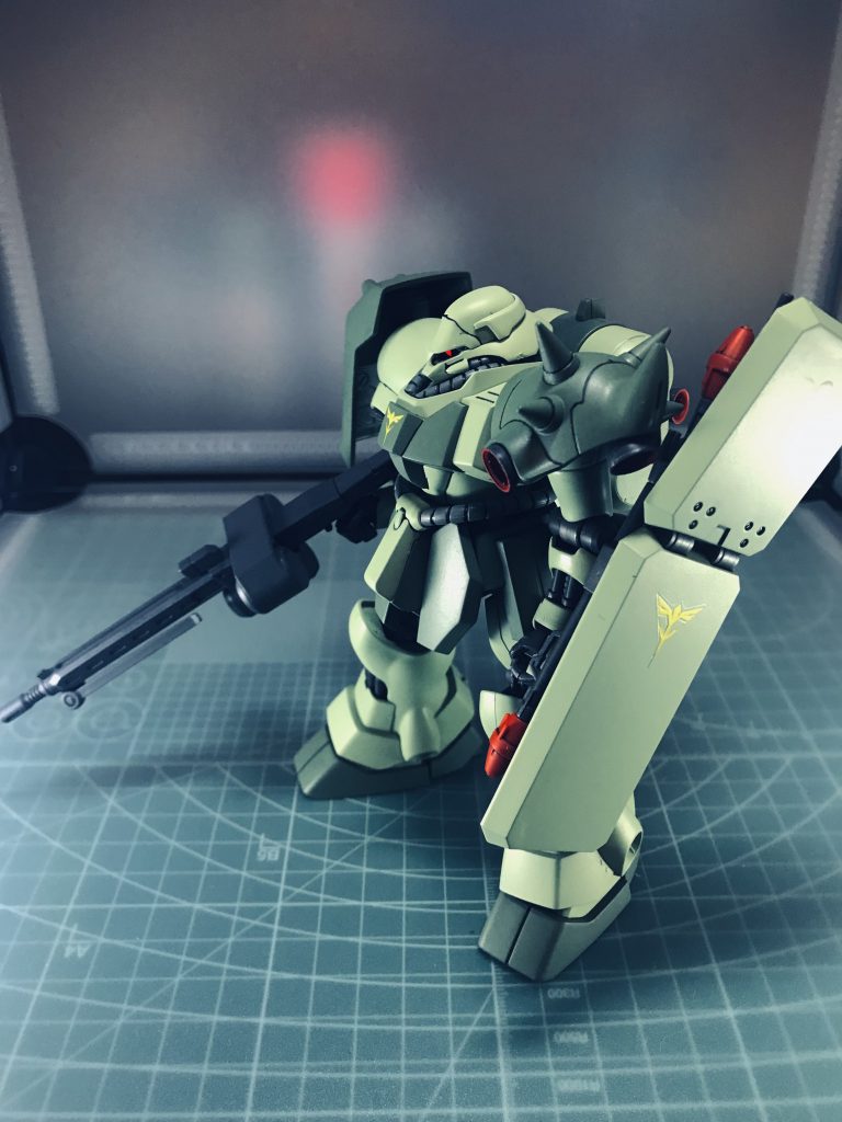 最後に【AMS-119 ギラ・ドーガ・支援武装型】です。本当はランゲ・ブルーノ砲を付けて重装型にしたかったのですが手に入らず、近藤先生の作品に寄せるつもりで重機関銃を持たせてみたのですが・・・意外にしっくりきてお気に入りです😁