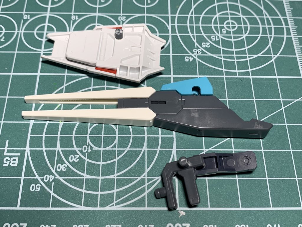 ビームキャノンはデスティニーのシールド、クランシェのドッズライフル、ヴィートルーウェポンズのアーム、カスタムパーツのビームサーベルを使用。こちらも穴開けとランナー3ミリ軸追加、ライフルのグリップカットくらいしかやってないですね。