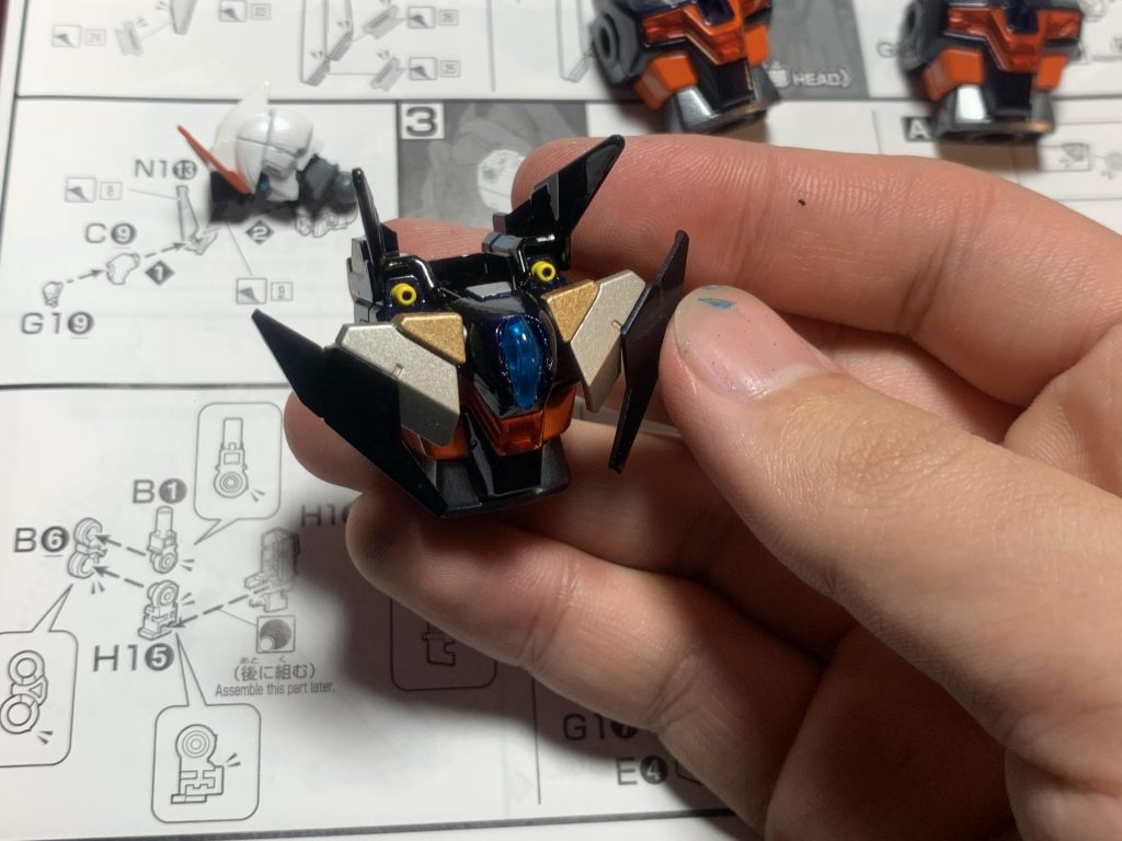 胴体のアレンジにpセルフの肩のクリアパーツを使用しました！基本「缶スプレー塗装→筆塗り」です！