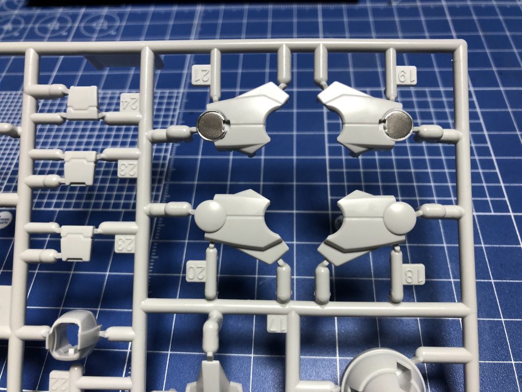 クリアパーツの裏打ちにメッキシルバーを塗ってみます。組み付けてみたらほとんど見えませんでしたw