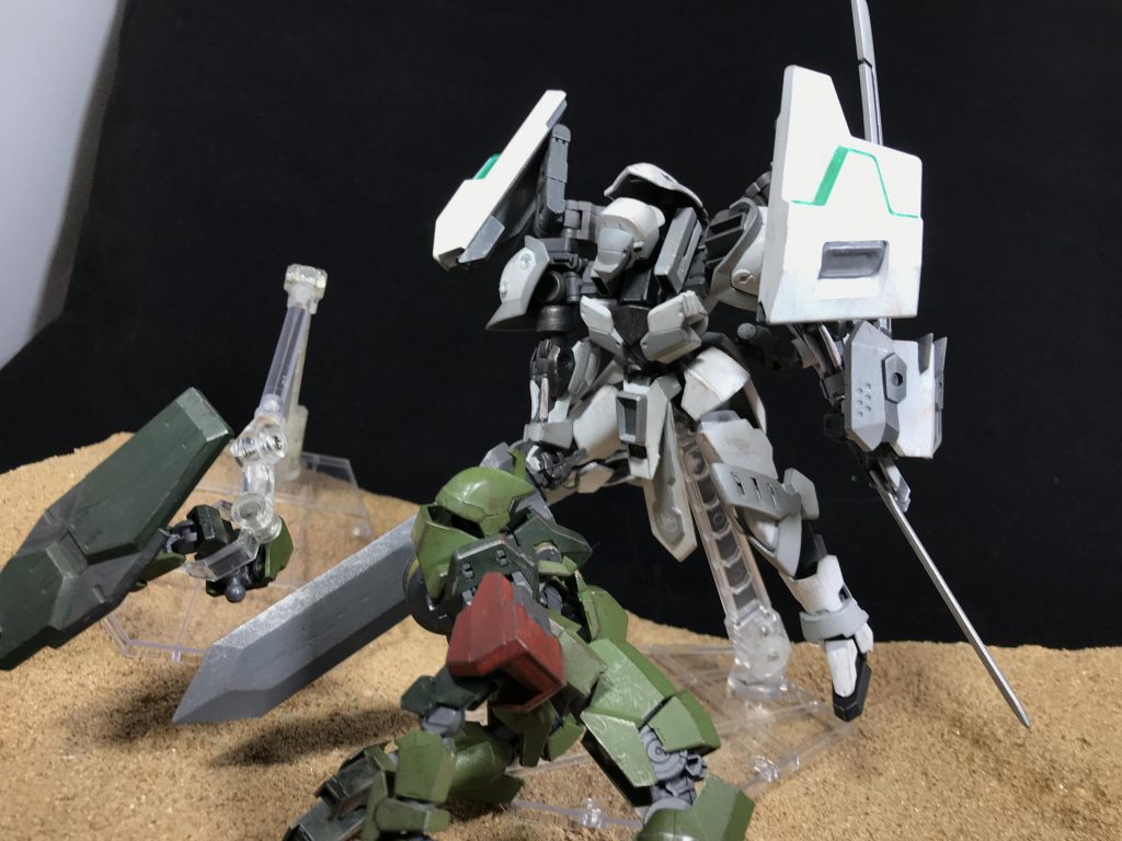 右手のバックラーシールドに搭載される重剣。刃で切断するというよりは、重さを用いて叩き折るという思想の武装となっている。