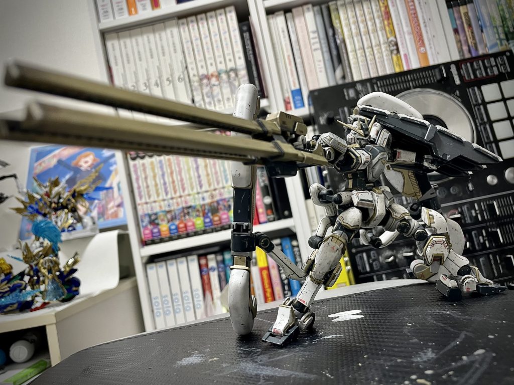 ポージングがバッチリきまりました。カラーリングは漫画版を参考に、一部アニメ版をミックスした感じです。白パーツだけ成形色ですが、それ以外は全て筆塗りしています。本来黄色のところは、黄色を綺麗に発色させるのが難しそうだったのでゴールドに変更しました。