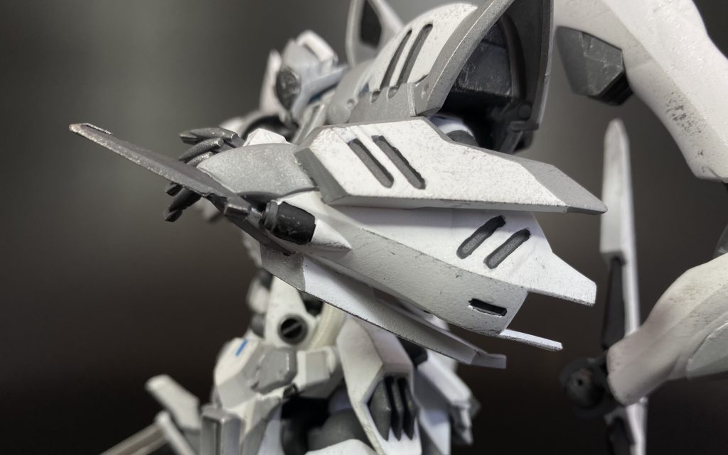 [打突手甲シュトゥースシルト]本機の左手に装着される手甲は大型化されており、バックラーシールドのように使用することが可能となっている。また先端には衝角が取り付けられており、近距離戦闘においては打突に使用することも可能である。