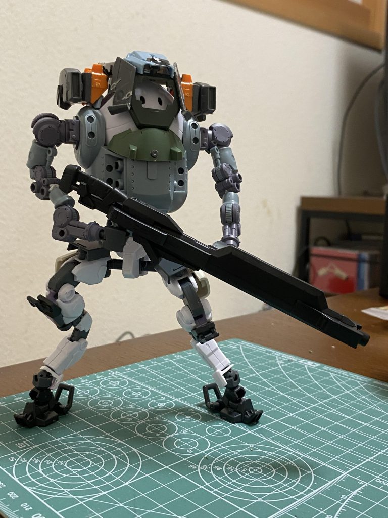 頭部のガードと膝下にもう1関節入れて鳥脚化この時点で行けると確信!!