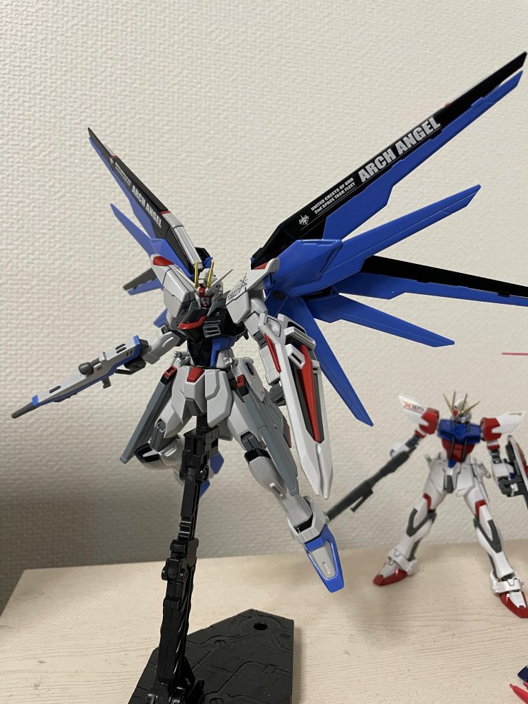 フリーダム作って撮影で思ったりたのは背中の翼の可動がなかなか決まらず苦労したのと…前回アップしたダナジン同様にカメラのフレームにおさめるのが大変でした。