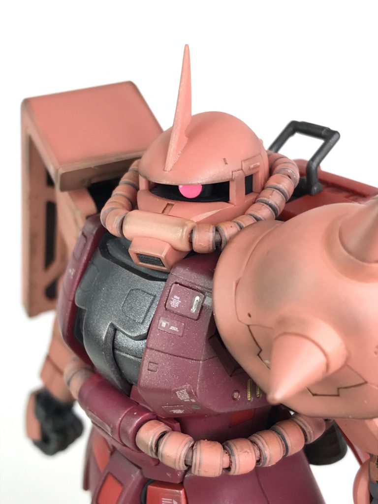 普通の頭、普通のツノにしました。これらの部品も付いているので、選べます。ちなみに、動力パイプや、このキット独特の色分けも、無視してシャアピンクで塗りました。