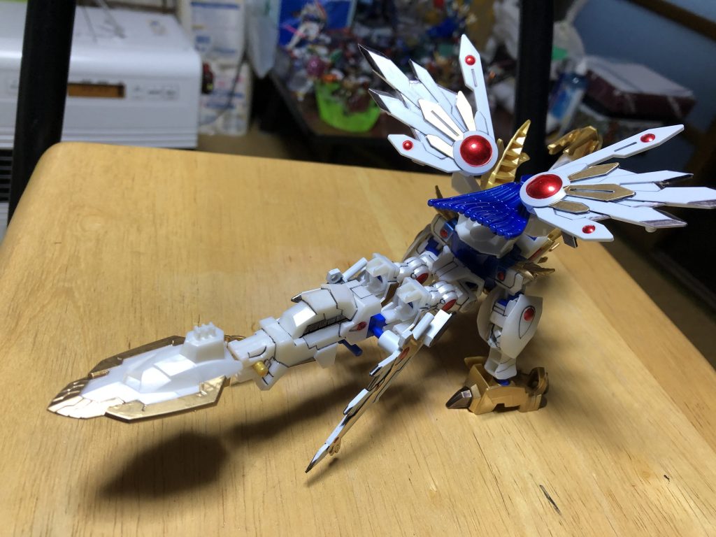 ドラゴン状態だと後ろから見ても映えますね。成型色で組んでも見映えするキットです。オプション兵装?のアヴァランチレックスバスターとも組み合わせてみたいです^_^b