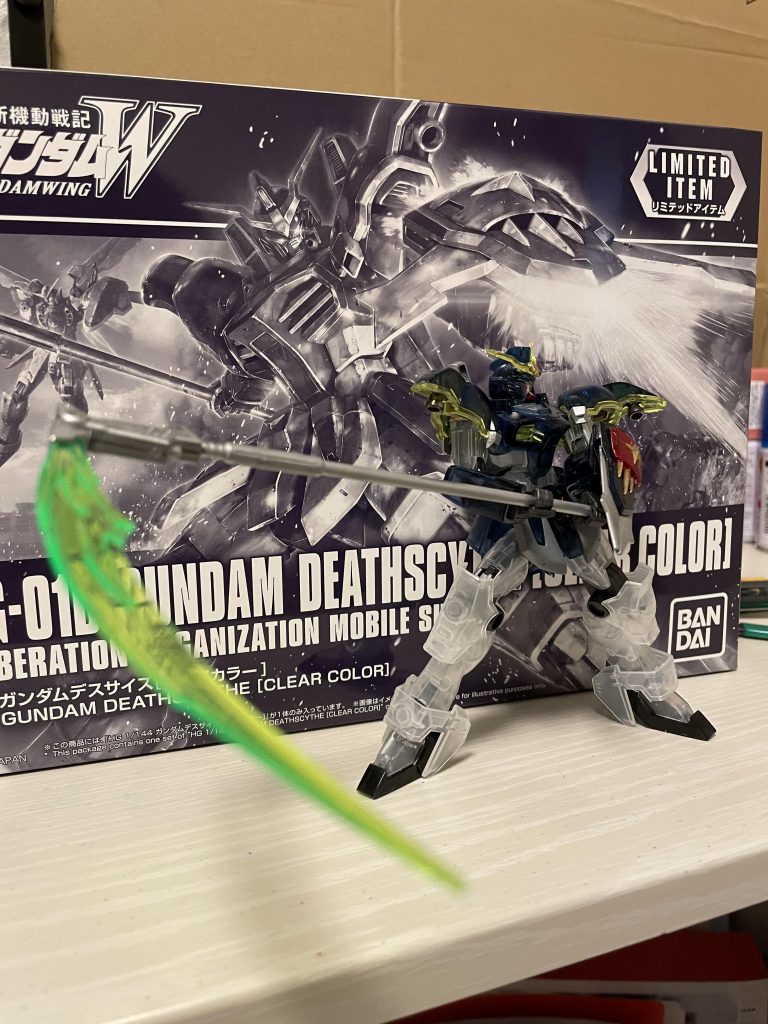 ライトアップ加工前。表面にはクリアパールを吹いてます。あとは角を角出しして、各所ガンダムマーカーで塗装。ビームサイズとジャマーにはライトシルバー塗装です。