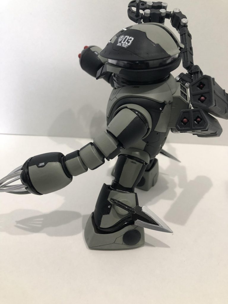 足には暗器。これもロマンやで。クローじゃモテないけど。背中のロケランはジャンクパーツから。