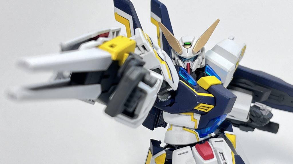 ビームキャノン右腕に装備された大型火器。貫通力に特化しており、モビルスーツの装甲を容易く貫く。威力調整次第で通常威力から照射、連射も可能。