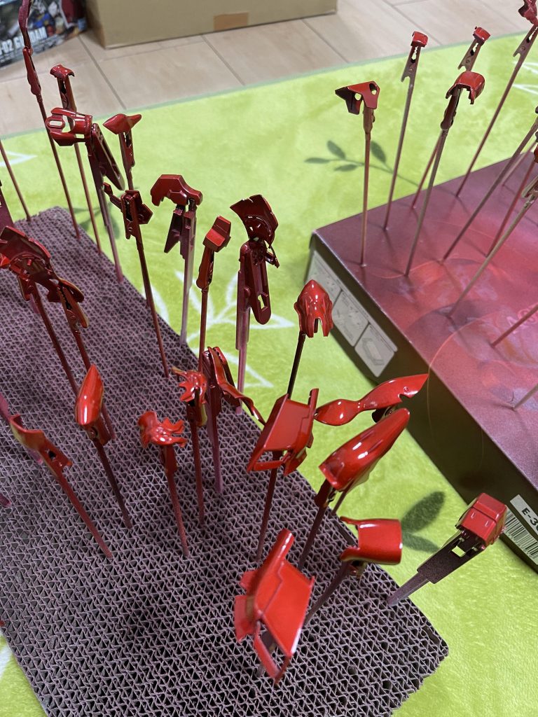 なんとか寒空の下、震えながらブラック、シルバーと終えてクリアレッド吹いた後の写真。塗装してる間シルバー足りねぇ!って買いに行きクリアレッド足りねぇ!え?3本用意したんだよ?こんな使うの?ってまた買いに行き俺はお小遣い制なんですけど。。こんなに缶スプレー買うと思わなかった。。結局ブラック2本 シルバー1本クリアレッド5本。シルバーケチったせいで下地がうまく行かずやはり、塗装のアラが多い。でも暗い中寒空の下塗装したわりには、うまくいっただろう。うまくいってねぇな。そんな感じでとりあえず組み付けていきました。素組みで一回組み。塗装したらまた組む。二回組むのを楽しめる。塗装したものを組み上げていくのがまた楽しい。面白い。いやぁガンプラはいいわぁとリビングで嫁の呆れた顔を横目に1人黙々と組み付けていました。そんな中発狂せざるを得ない状況は突然に来ました。状況としてはパーツ類をガンプラの空箱の中に並べて、用意しリビングのラグマットの上で恍惚の表情を浮かべながら徐々に組み上げている最中。愛犬、意味不明、突然のダッシュ。愛犬の呼吸 一の型 霹靂一閃お前ソファで落ち着いてたじゃんか。なんで、いきなり、ねぇ。。テーブル片付けて組んでりゃ良かった。。箱からパーツ飛散。肩のパーツと、頭のツノ。折れました。俺発狂。元からヒビってたのかなぁ。こんな簡単に折れるかなぁ。。