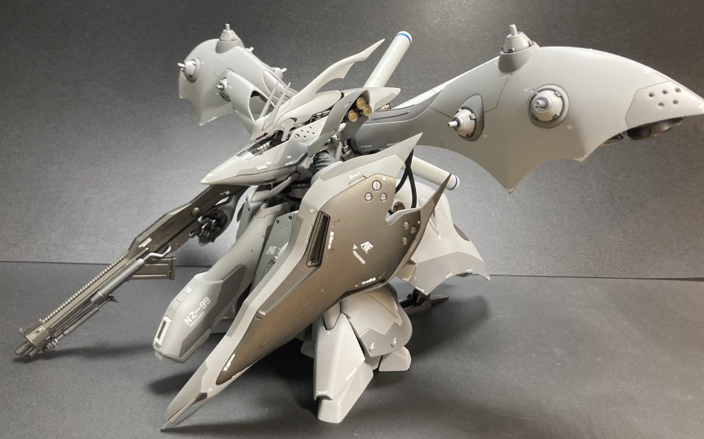 赤く塗られる前にアナハイムエレクトロニクスでテスト運用を行ってた時の〜という脳内設定でのカラーリングとなります。なのでアナハイムロゴのデカールを強調するように貼ってます。