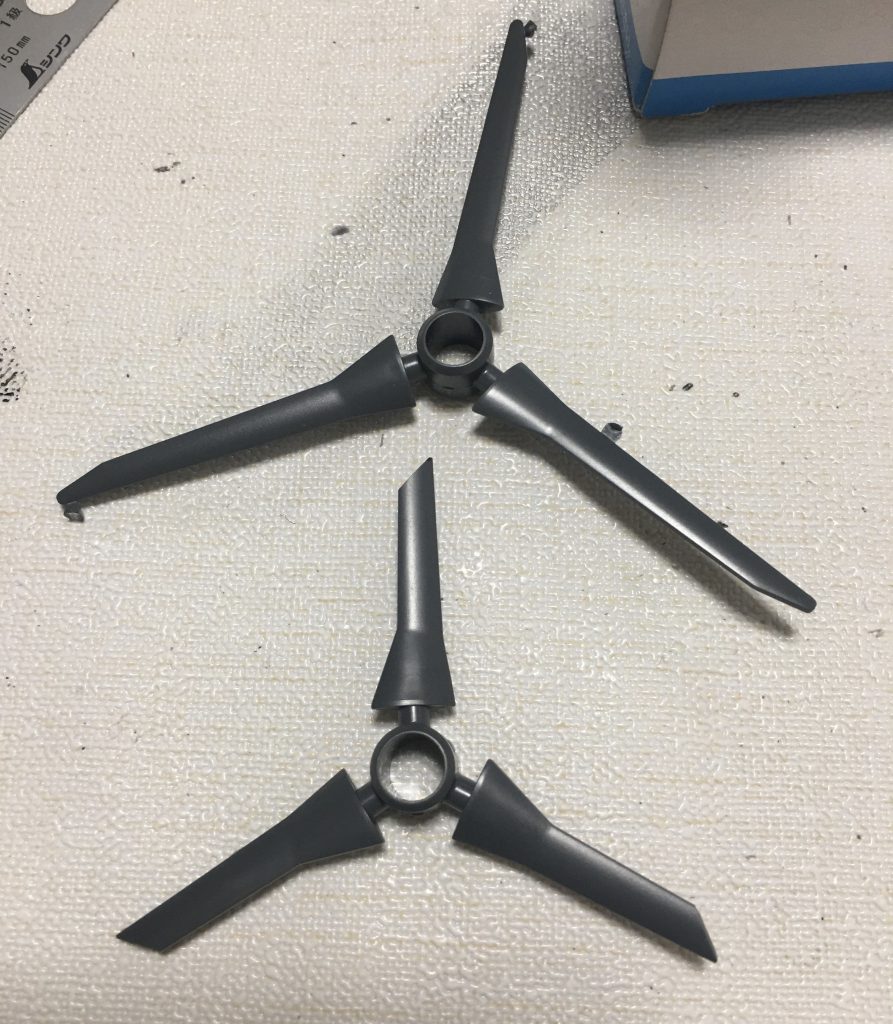 バックパックのプロペラはそのままの大きさだと左右で干渉するので、一回り小さくしています。