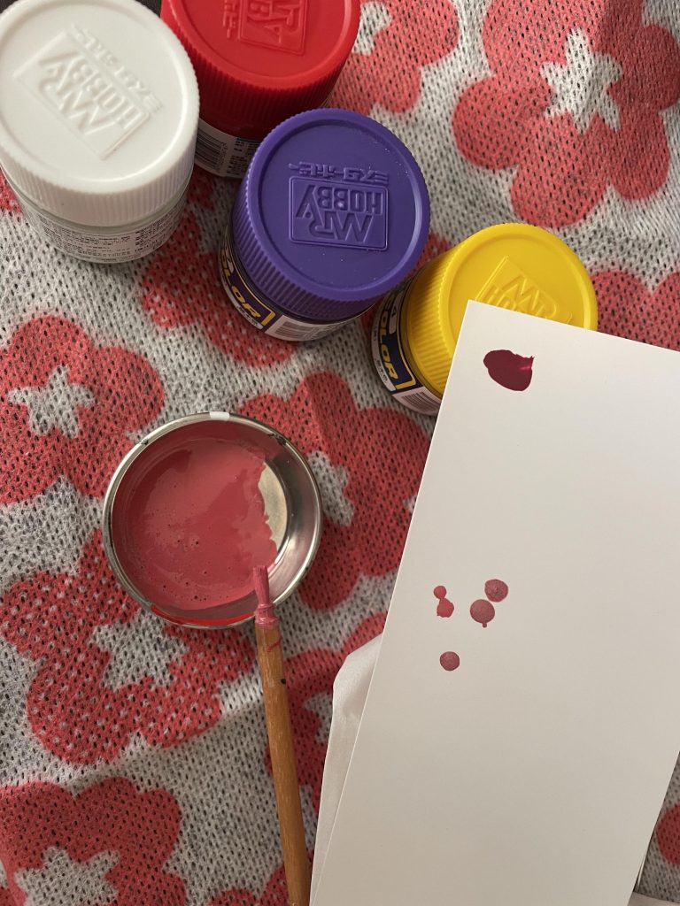 説明書に沿って外装の調色。胸のサイドと腕の一部はシャアレッドを使用しました。(1番上に付いてる色)