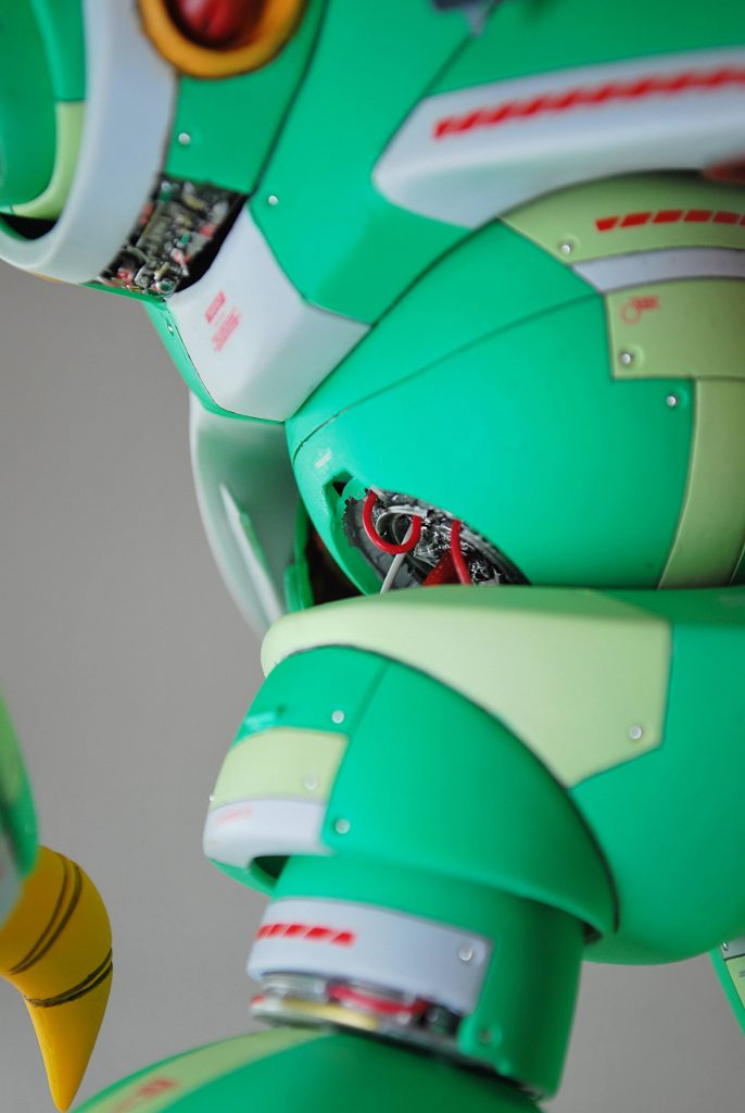 各部に剝き出しのメカディテールを追加し試作感を表現。