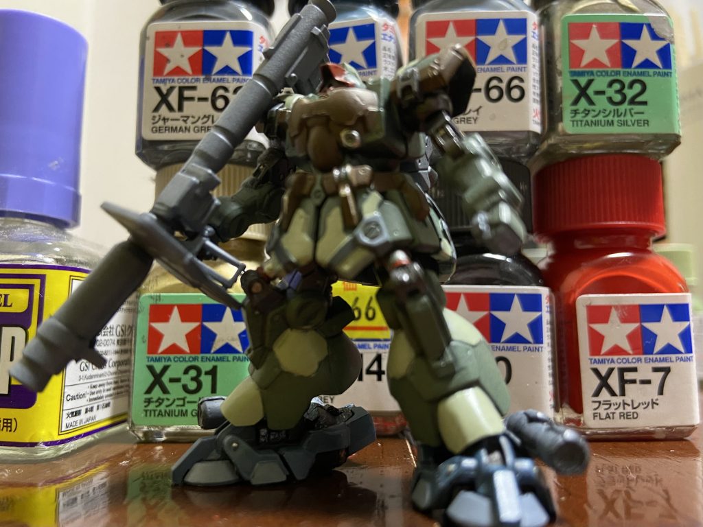 色はなんとなくです！アーティファクト流行ってるので原作に出てくる色は他にきっちり仕上げる方がいらっしゃるでしょうから、パネルの塗り分けで迷彩っぽく、汚しも含めてよりアーミーカラーよりにアレンジしました！