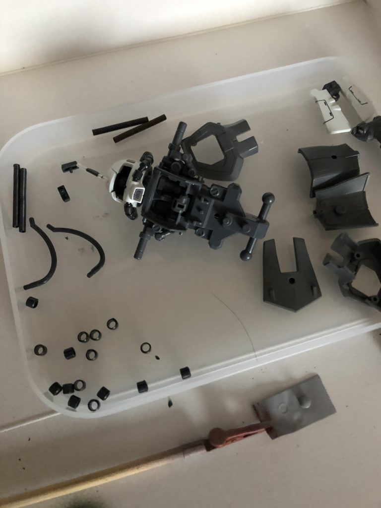 胴体と腰パーツっ一体化してるの初めてかも動力パイプのヤスリがけ大変だった💦