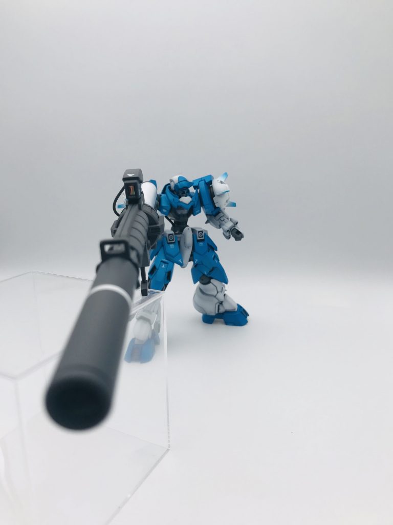 両手で構えさせたいですね。