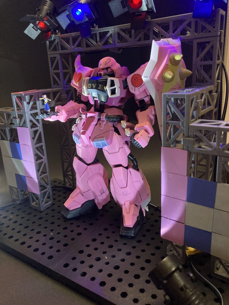 キット自体は部分塗装で成形色仕上げです。シールドのスパイクはシールを綺麗に貼る自信がなかったのでシタデル塗装。クリアを試行錯誤した結果、胸のデカールは代替品に…