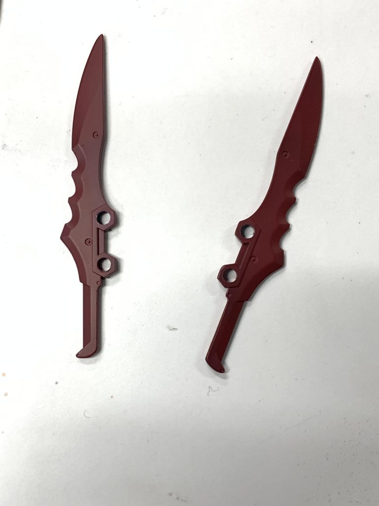 双剣なんとなく赤い色にしたくてボトムズカラーのブラッドレッドとペンキレッドを合わせて血のような色になりました。ガンダムのサイドアーマーの代わりにしたら面白いのではと思い、両腰に装備しています。(元々ガンダムアスタロトのサイドアーマーがちょっと特殊だったのでパーツどうしようかと悩んでたのもありましたが…)この辺りからメインカラーを赤にしようと思い始めるようになり、機体設定の元にもなりました。