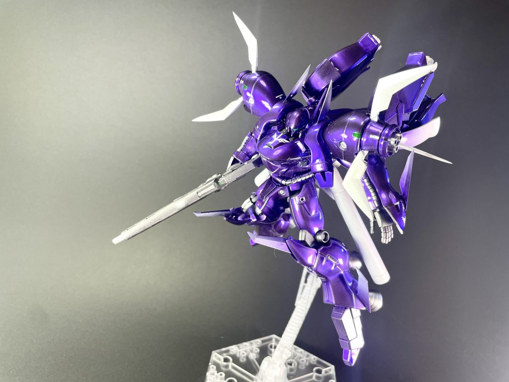 サイコジャマーなしでの写真です。花びらを意識して各所にローゼンのトゲを追加しています。肩部のでかいバーニアもカラーがぴったりだったので取り付けてみました。シーマ様の機体ということで艶かしい雰囲気を目指し製作したのですが、どう考えても13年後のローゼンズールまでの構想が思いつかなかったのでビルド系のMSということで…