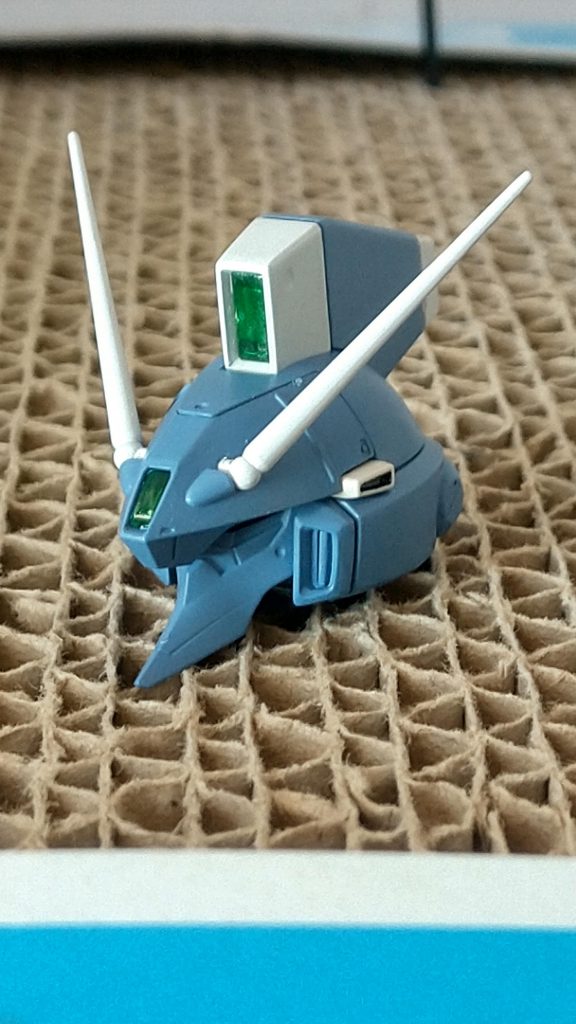 頭部ですが、ほとんど合わせ目が目立たないパーツ分割になってます。モールドもくっきりしてるので、スミ入れがやりやすいです。