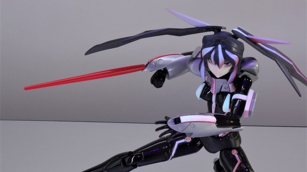 展開した胸部装甲が横髪と干渉しまくるので、ポージングはかなり制限されます…「心臓部」をどうするか迷いましたが、ファイズ準拠にするとなんかグロ感出そうだったので、こんな感じになりました。